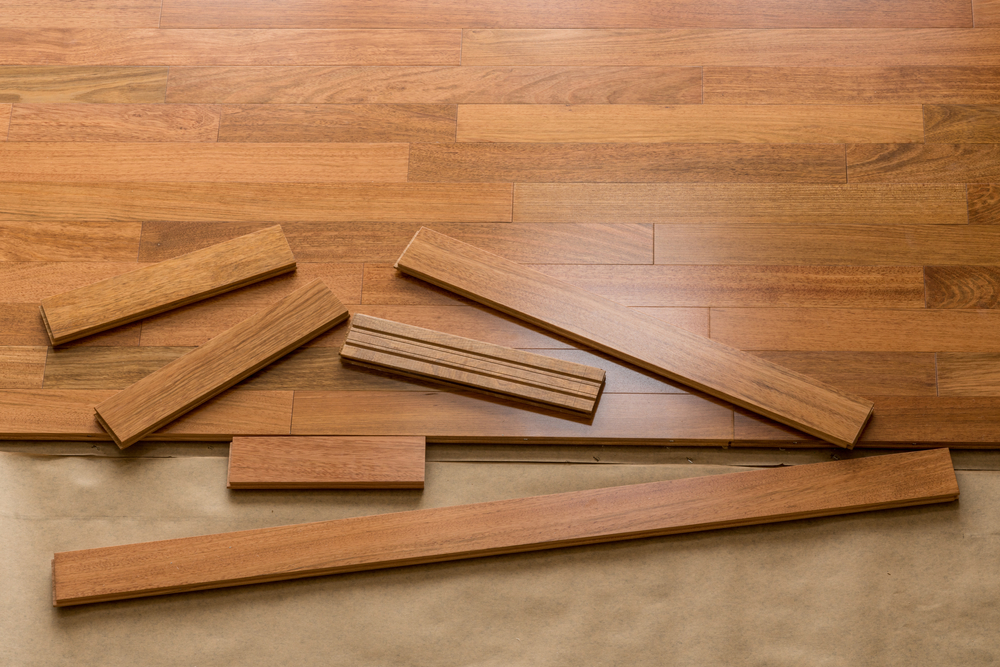 Poser un parquet massif